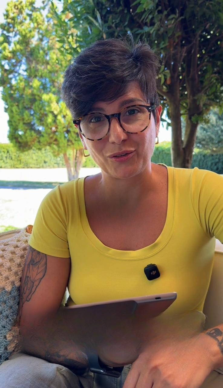 Nanny Faggiano durante a gravação da leitura, sentada com seu tablet
